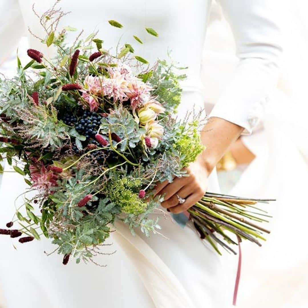 Los ramos preferidos de las novias son silvestres y con mucho verde