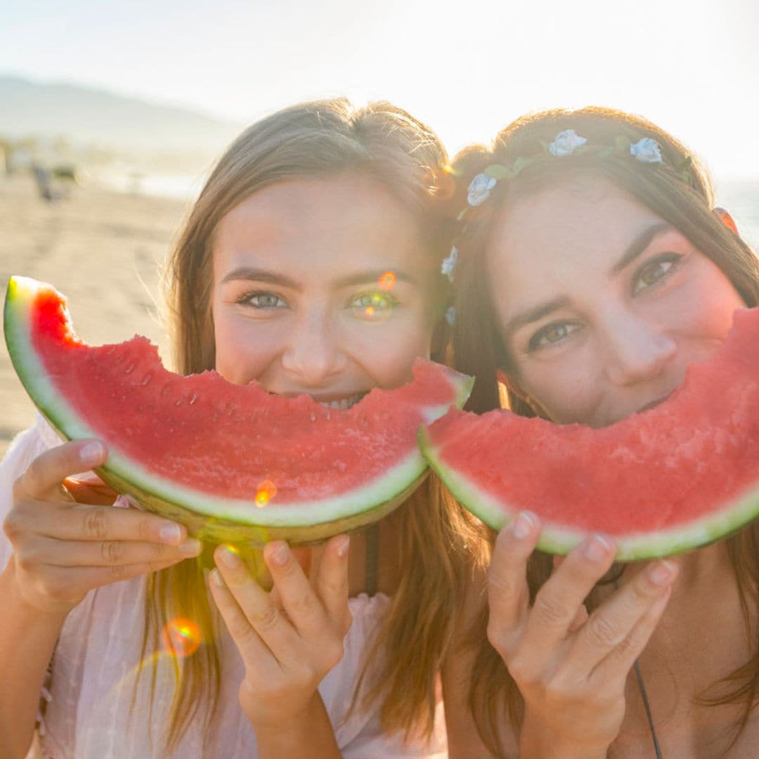 Estos alimentos te hidratan y te ayudan a mantener tu bronceado, ¡inclúyelos en tu dieta de verano!