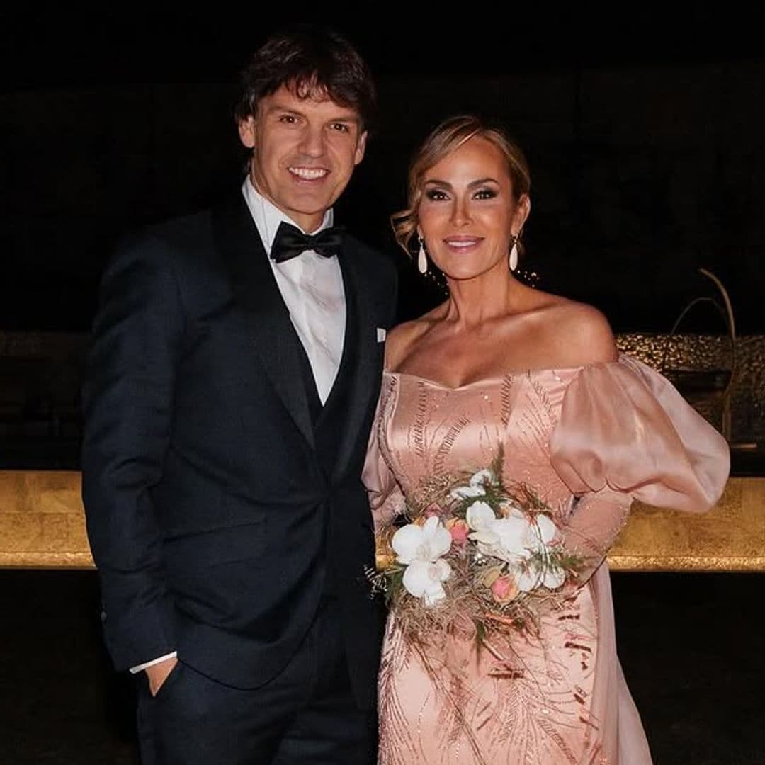 Los detalles del look de Victoria López en sus bodas de plata con Fernando Morientes: vestido desmontable y uñas 'arty'