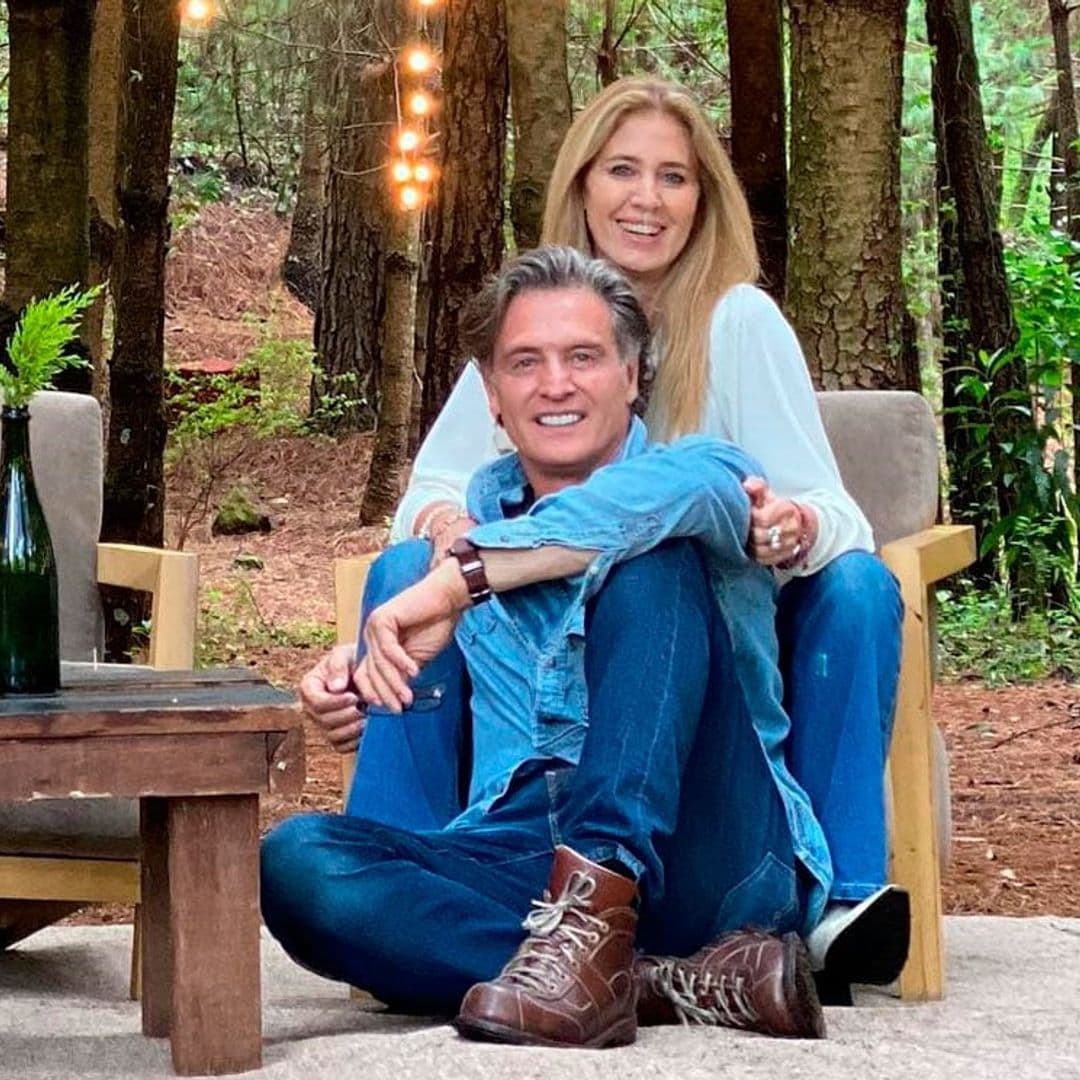 Como pocas veces, Juan Soler posa enamorado junto a su novia