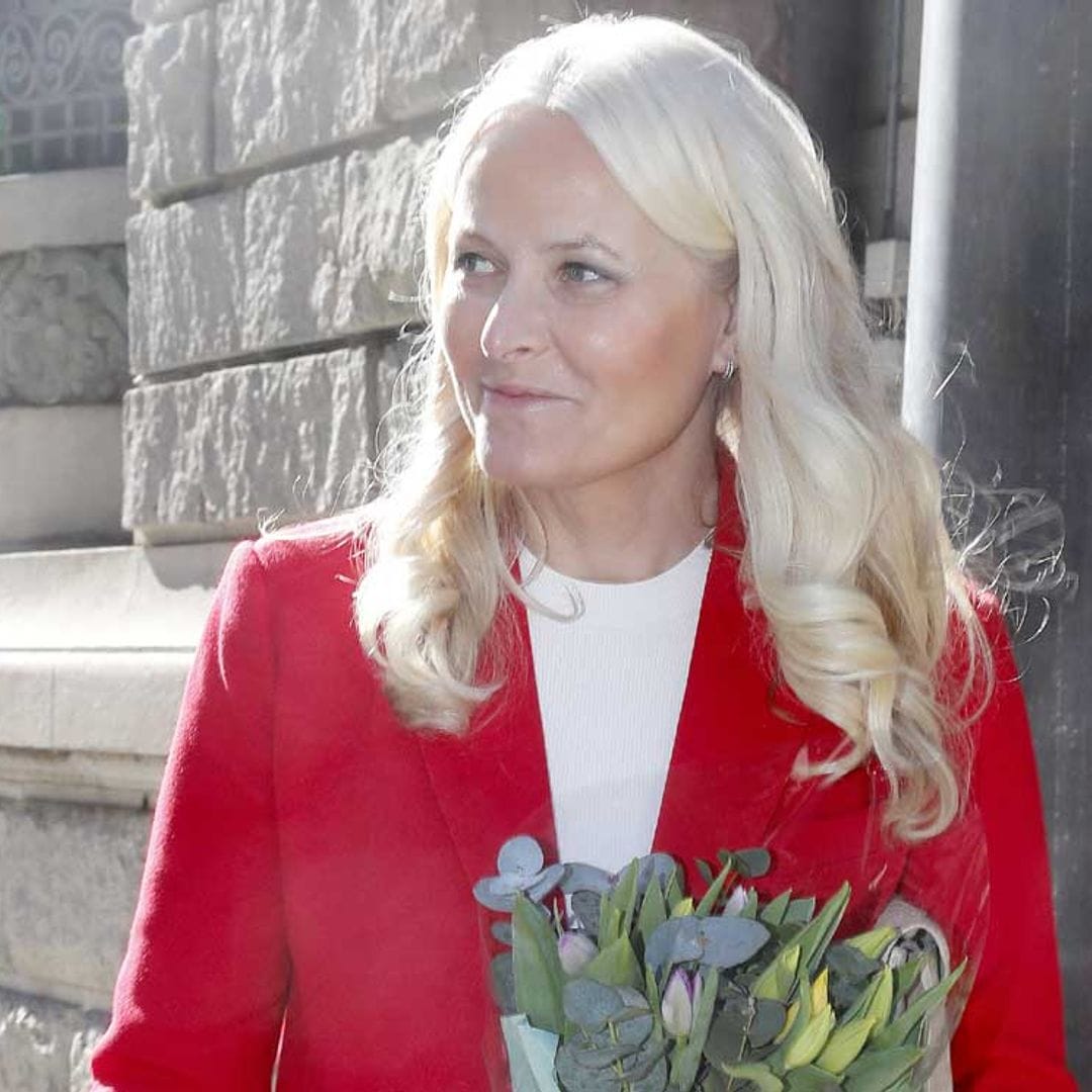 Mette-Marit de Noruega utiliza el truco de la princesa de Gales para rejuvenecer su traje sastre