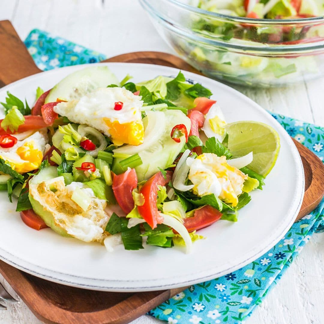 Ensalada tailandesa con huevos fritos