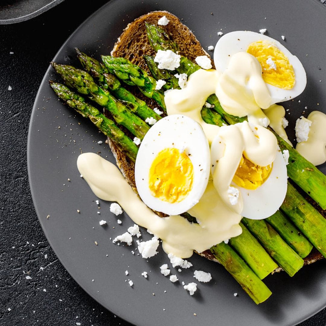 Tosta de espárragos, huevos y mayonesa 'light'