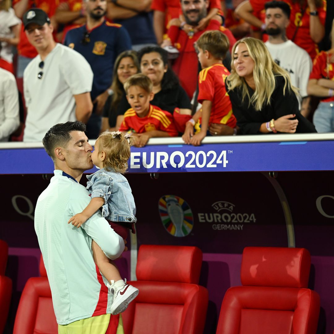 Álvaro Morata da un beso a su hija Bella ante la orgullosa mirada de su mujer, la italiana Alice Campello, durante el partido de la Eurocopa 2024 entre España y Albania, el 24 de junio de 2024 en Dusseldorf, Alemania