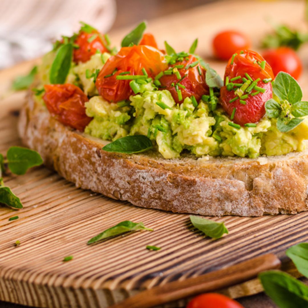 Tosta de aguacate con tomates cherry asados