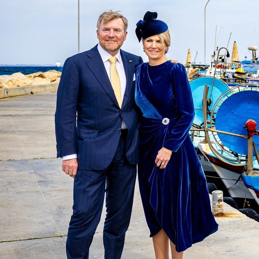 Máxima conquista Chipre con su vestido de terciopelo azul y el broche customizado de la reina Guillermina