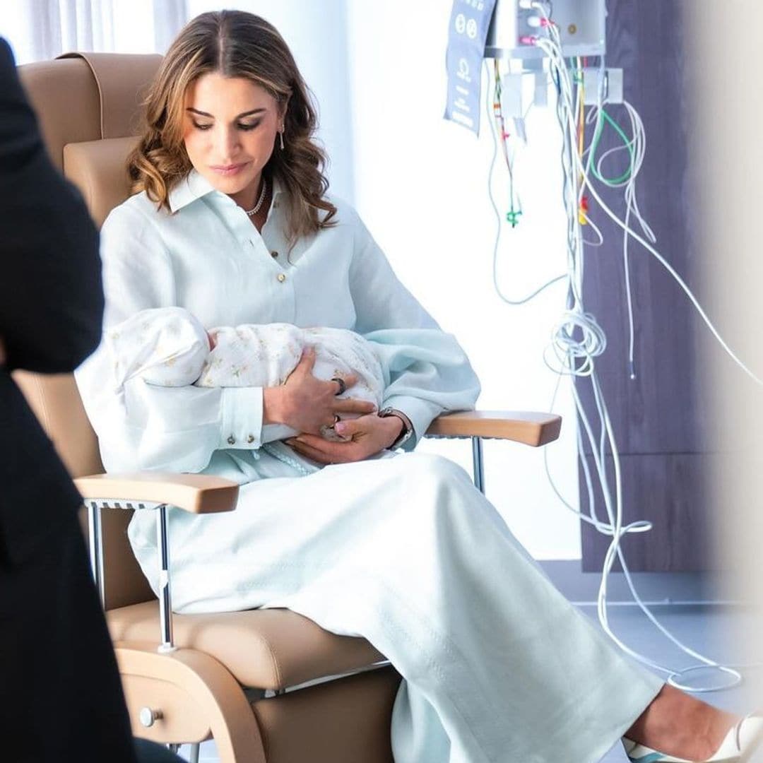 Los impecables looks con los que Rania de Jordania y la princesa Salma dan la bienvenida a la pequeña Iman