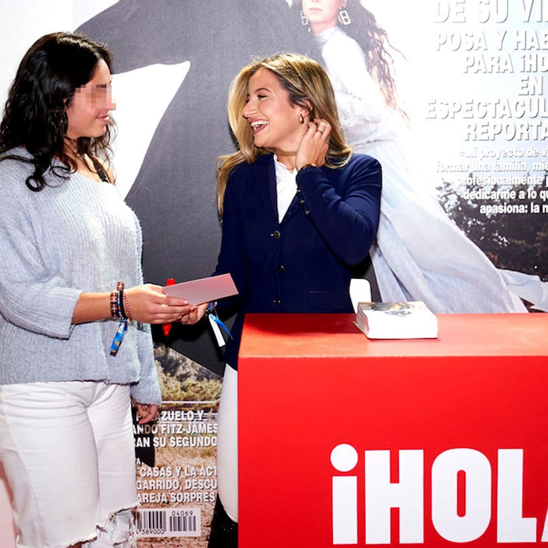 La amazona Carolina Villanueva devuelve el cariño a sus fans en el stand de ¡HOLA! de la Madrid Horse Week