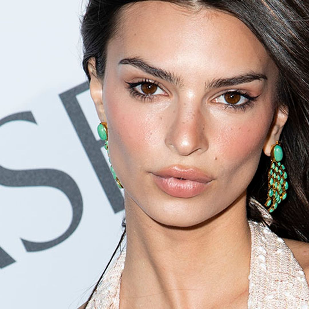 Emily Ratajkowski o cuando un truco de maquillaje rejuvenece al instante