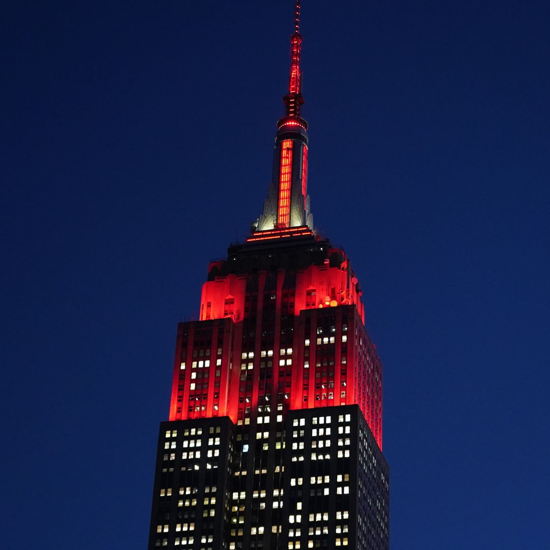 El Empire State iluminado con los colores de ¡HOLA!