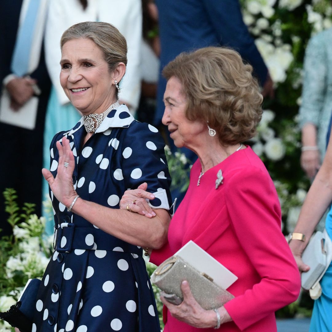 Las joyas más impresionantes de la boda de Teodora: del 'choker' de la infanta Elena al lazo de diamantes de doña Sofía