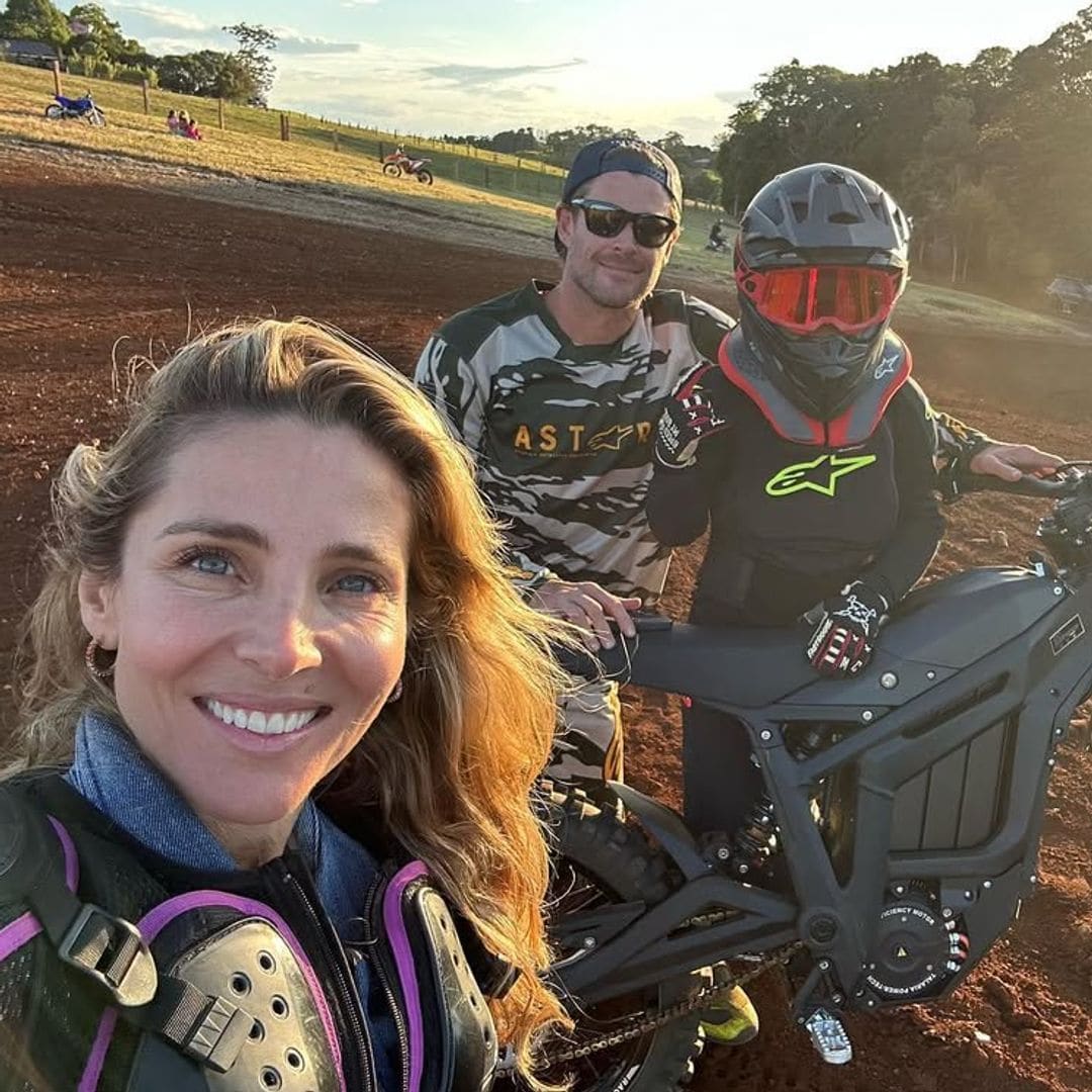 La espectacular ruta de Elsa Pataky y sus hijos al colegio, en bici eléctrica y por la playa