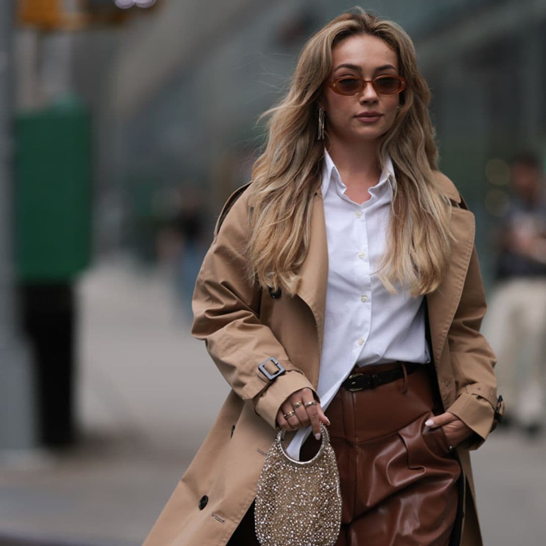 Cómo combinar en looks originales la gabardina beige que nunca pasa de moda