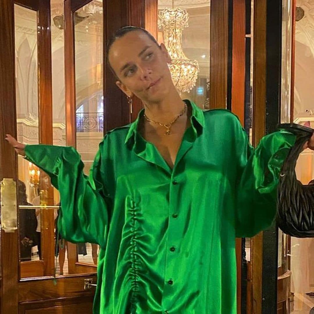 Pauline Ducruet desvela su look fetiche: camisa de seda sostenible con sandalias de cristales