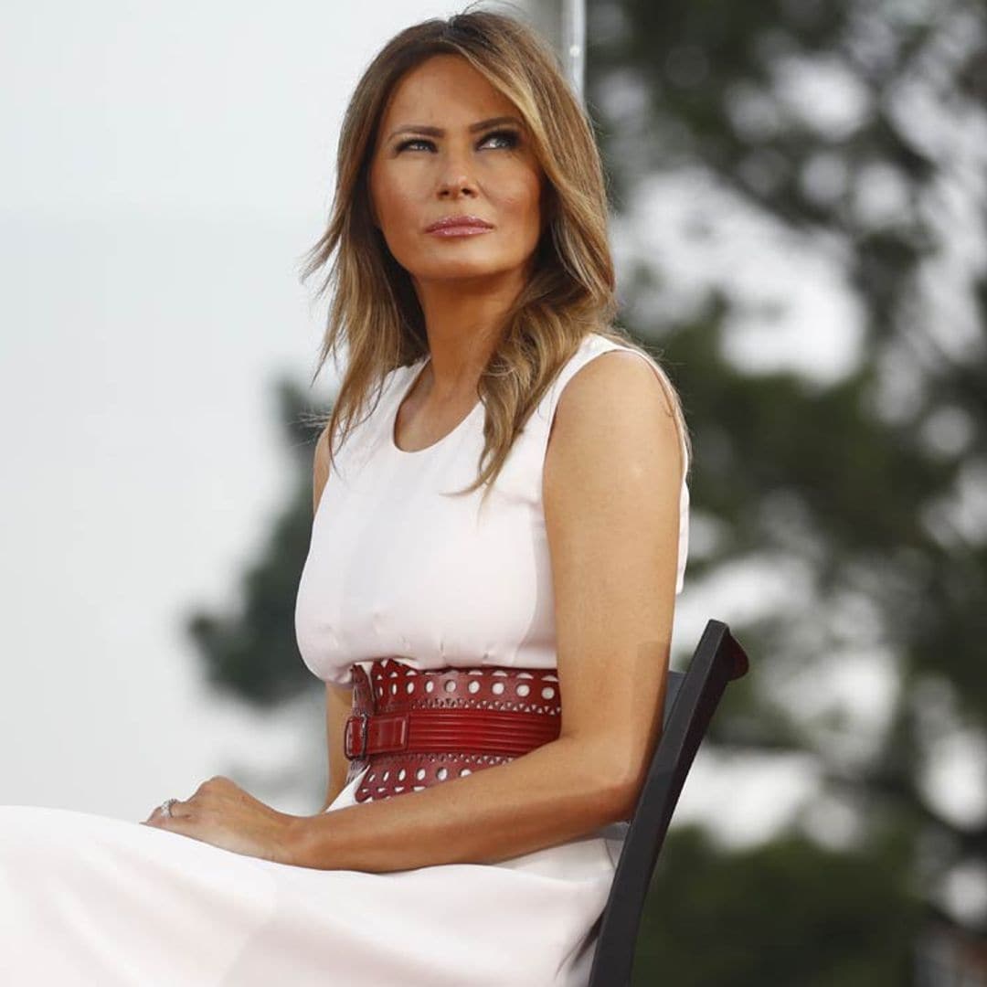 Fajín de piel y zapato plano: el inesperado look de Melania para celebrar el 4 de julio