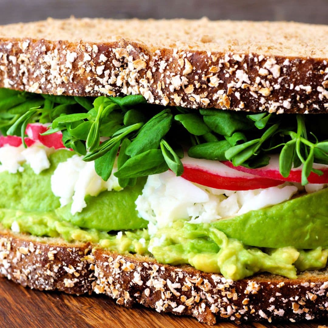 Sándwich de aguacate, huevo y rabanitos