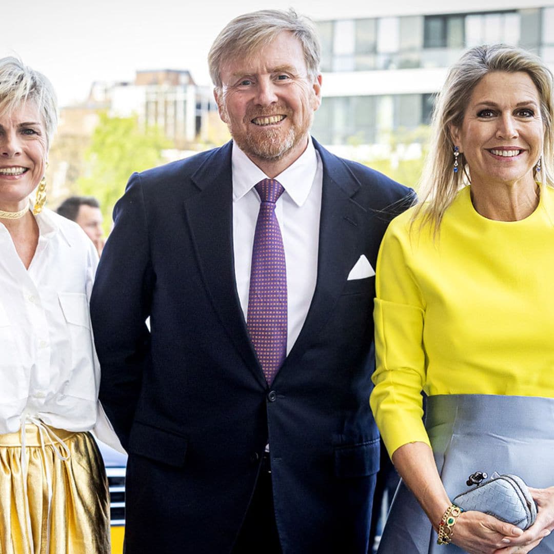 Máxima brilla con una vibrante camiseta unisex y bolso de mano 'roto' para ir de concierto