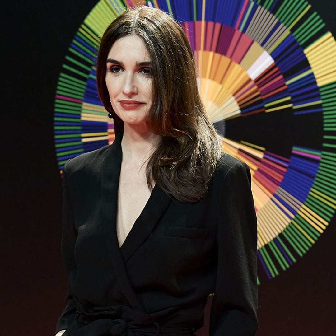 Paz Vega reafirma su idilio con las lentejuelas con su mono 'wrap' favorito