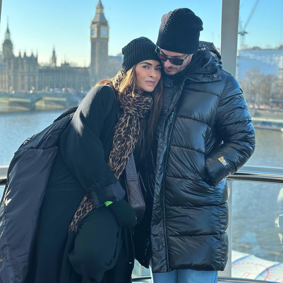 Con un candado, Galilea Montijo e Isaac Moreno sellaron su amor en París