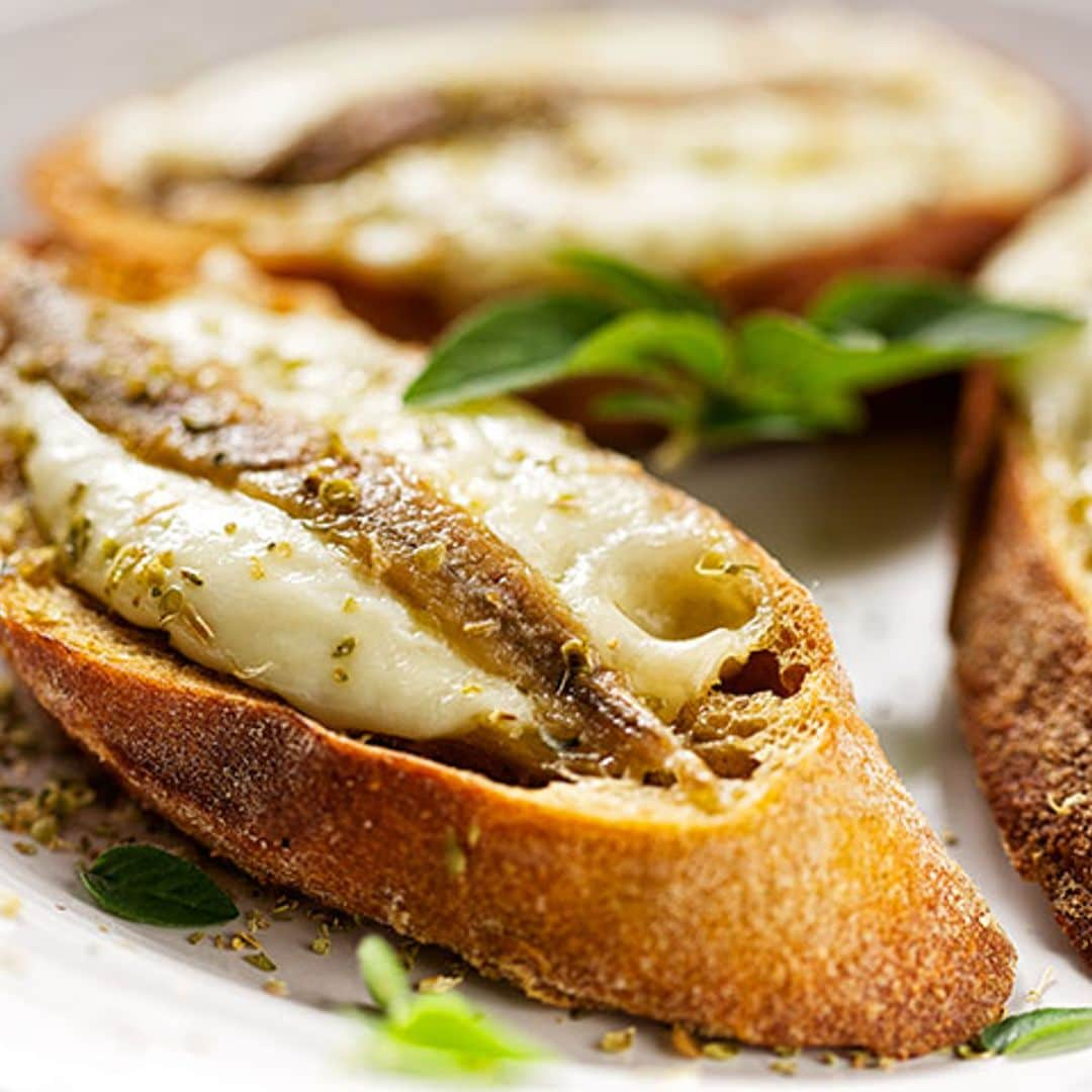 Tosta de anchoa con crema de queso