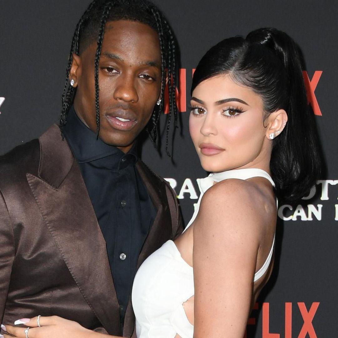 Kylie Jenner y Travis Scott posan por primera vez con sus dos hijos