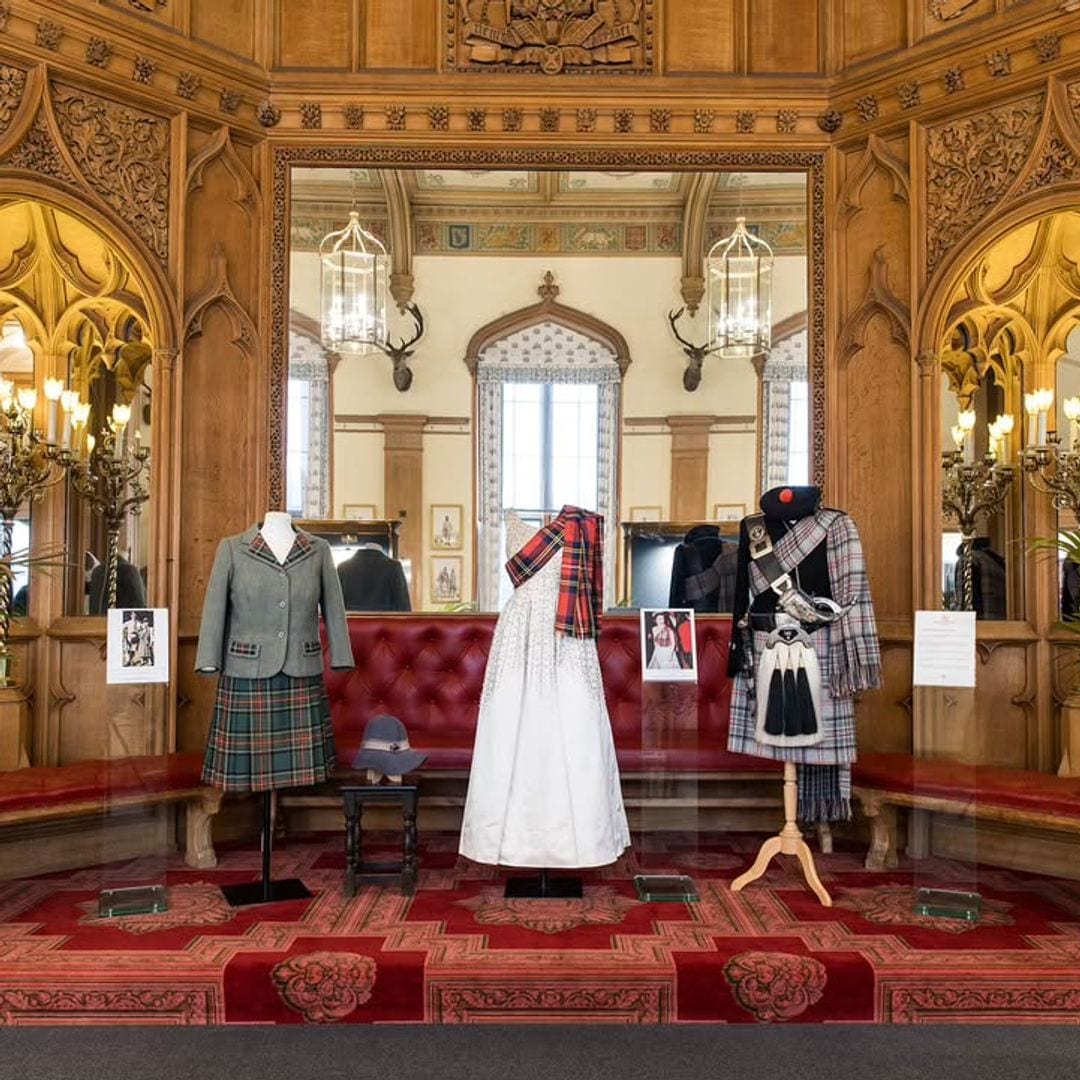 Exposición de trajes de la Familia real británica en el salón d