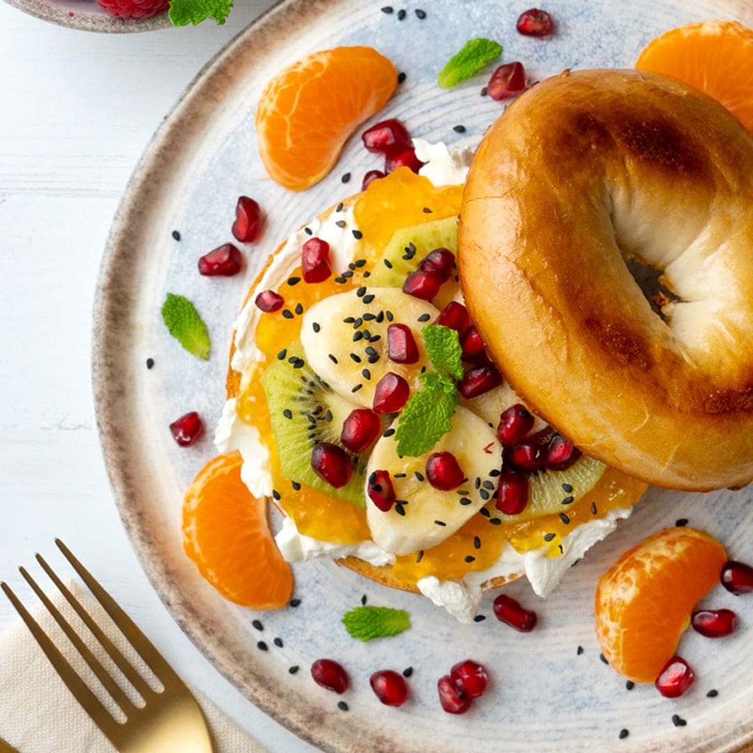 Bagel con fruta, mermelada y queso