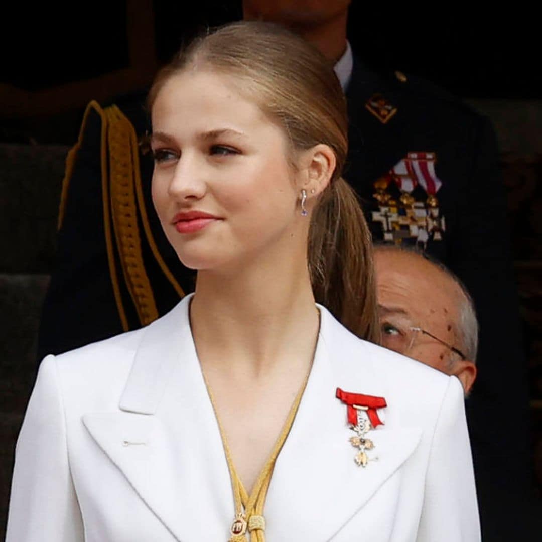 La princesa Leonor con traje blanco rinde homenaje a sus padres en la jura de la Constitución