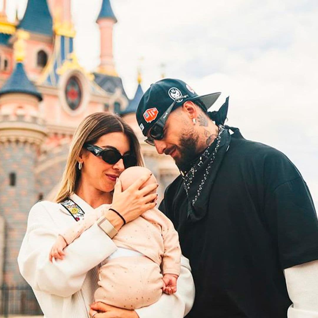 El espectacular viaje de Maluma con su novia y su hija de tres meses a Disneyland París, un destino lleno de significado