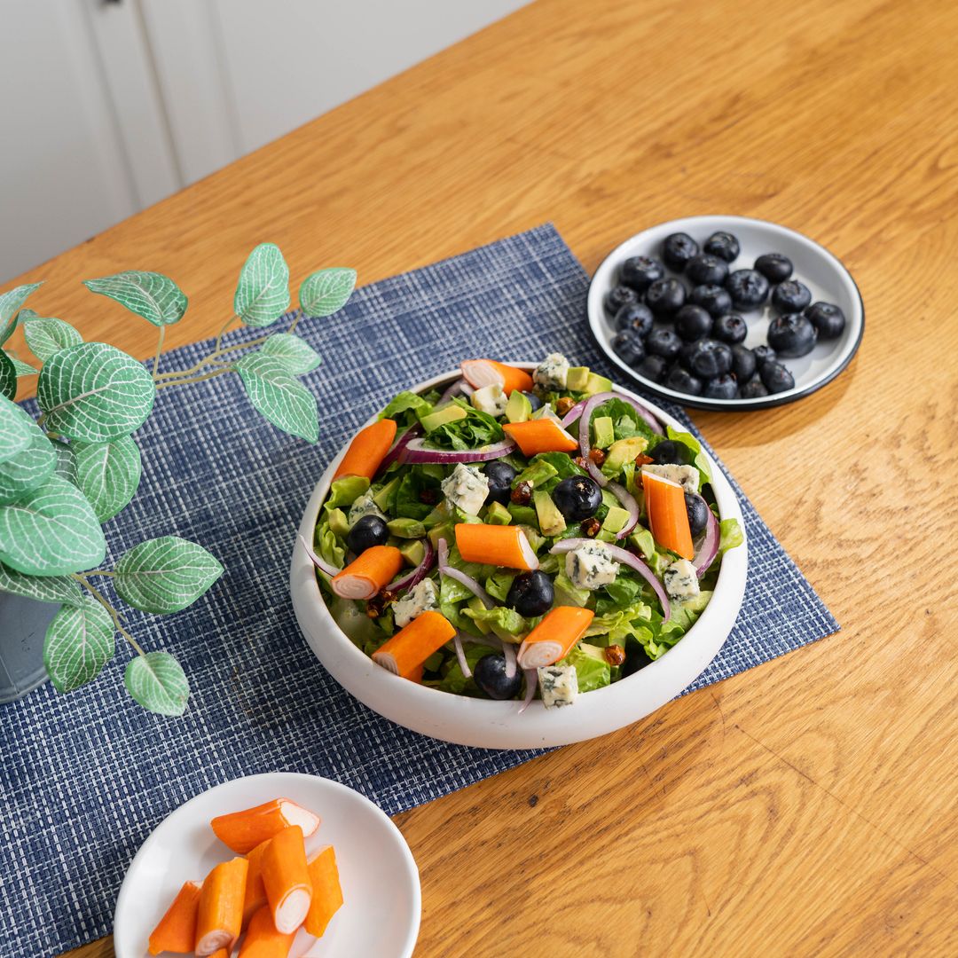 Ensalada de lechuga romana con barritas de surimi, gorgonzola y aguacate