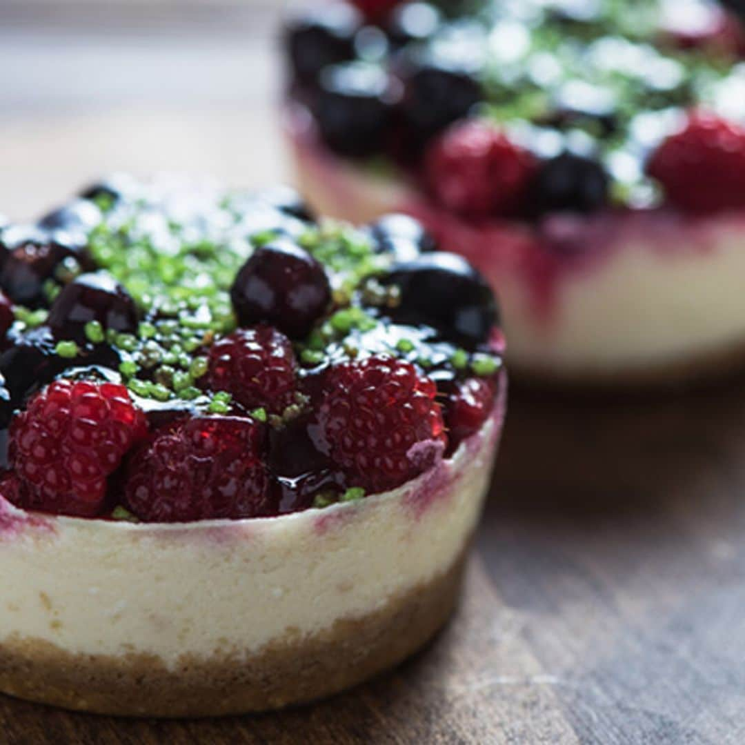 Tartaleta de queso con frutos rojos y pistacho