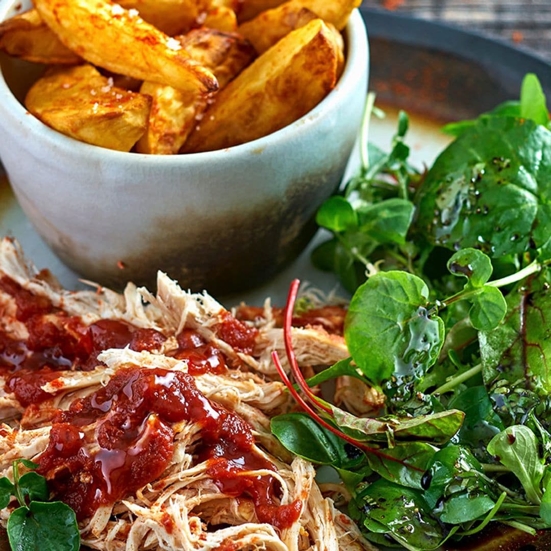 'Pulled chicken' con patatas gajos y ensalada