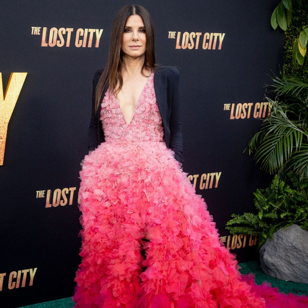 Sandra Bullock impacta con un vestidazo de alta costura... ¡y botas infinitas de cuero!