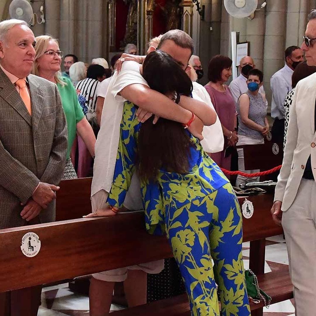 El emotivo abrazo de Gloria Camila con su sobrino, David Flores, en el Día Internacional de Rocío Jurado