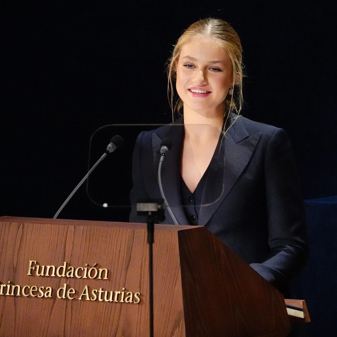 Leonor hace una oda a Serrat en el último discurso de su adolescencia:  'Hoy puede ser un gran día y mañana, también'