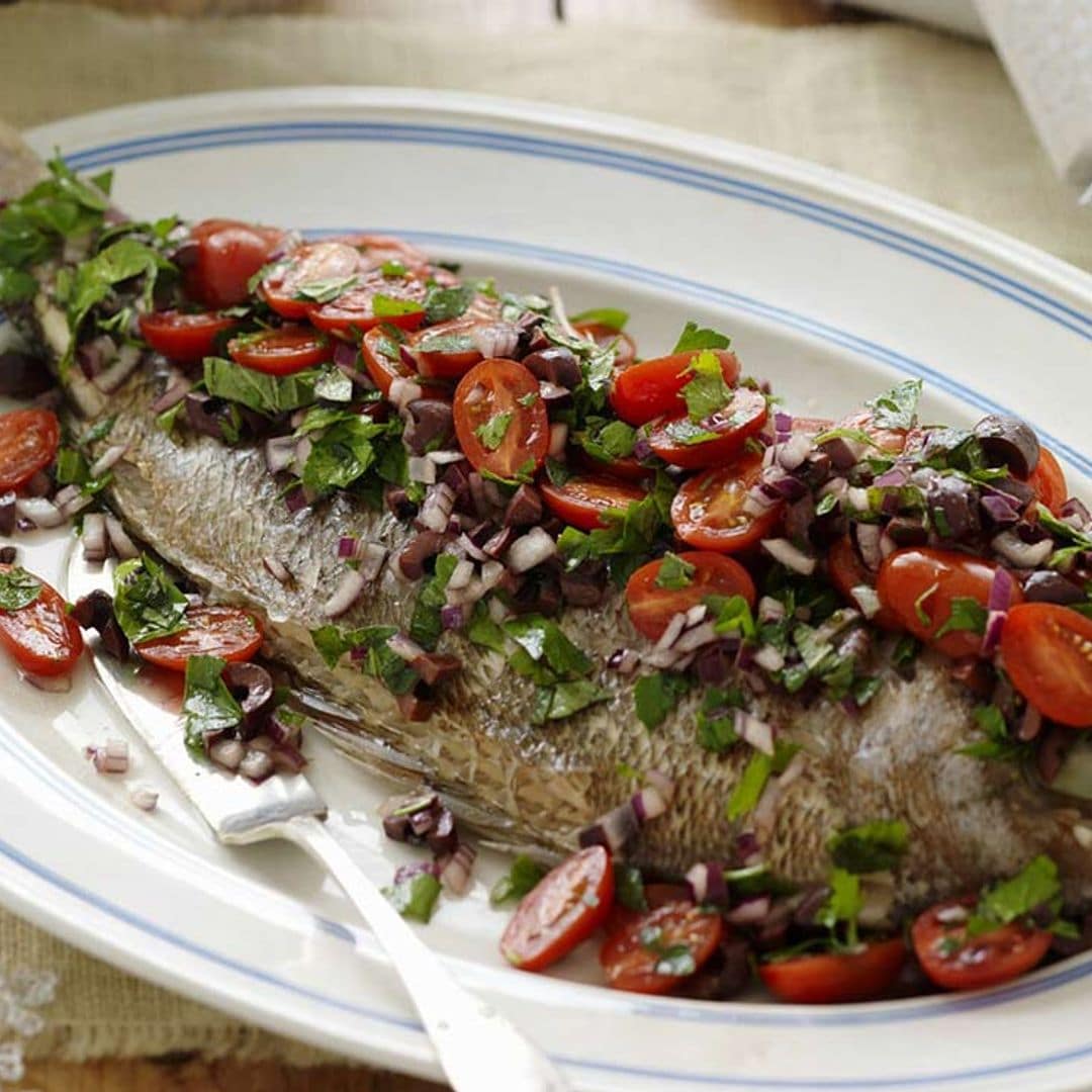 Pargo al horno con tomates y aceitunas