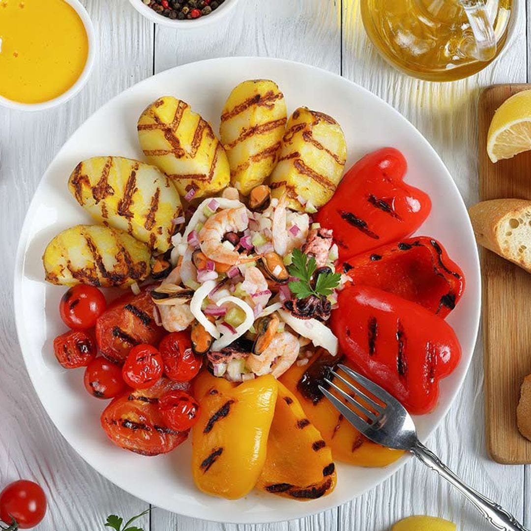 Ensalada de verduras a la parrilla y marisco con salsa 'rouille'