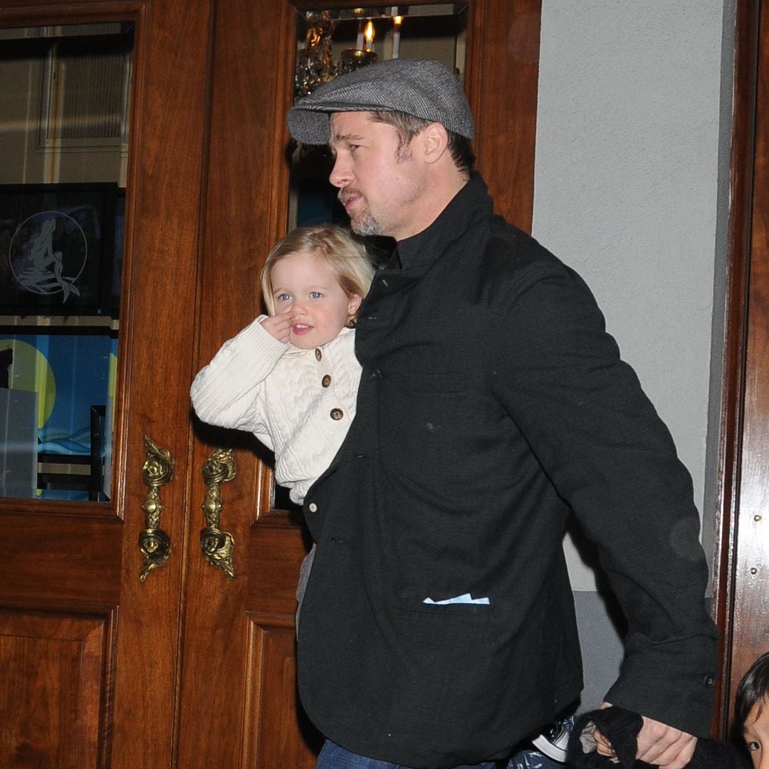 Brad Pitt con Shiloh en brazos en una fotografía tomada en Nueva York, en el 2009