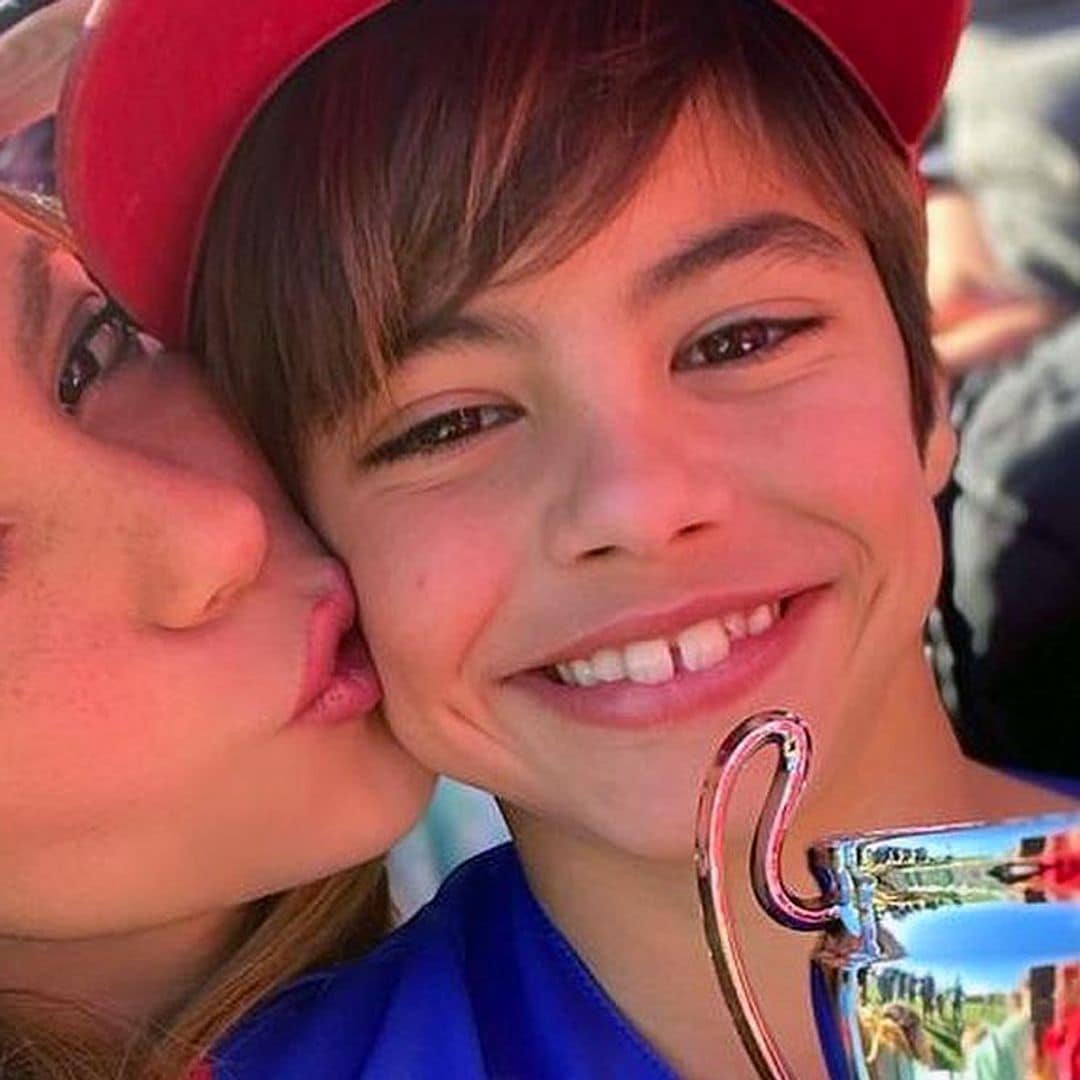 Shakira posa muy orgullosa con su hijo Milan, al que felicita tras su último éxito