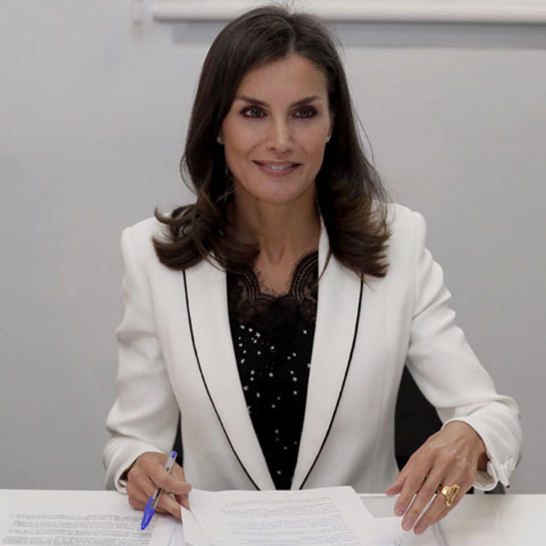 Doña Letizia impacta con su nuevo conjunto lencero de encaje y microestrellas