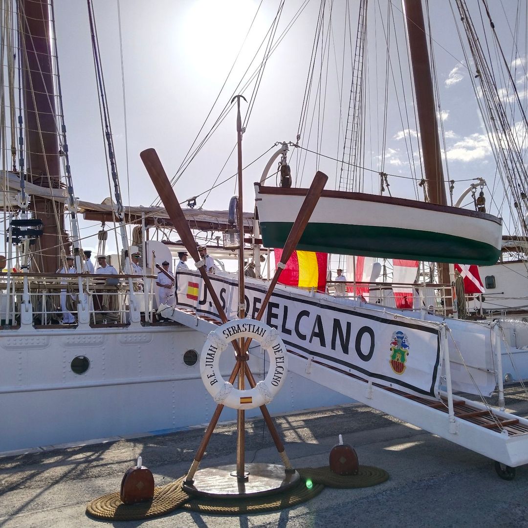 El buque-escuela Juan Sebastián Elcano en el puerto de Santa Cruz de Tenerife