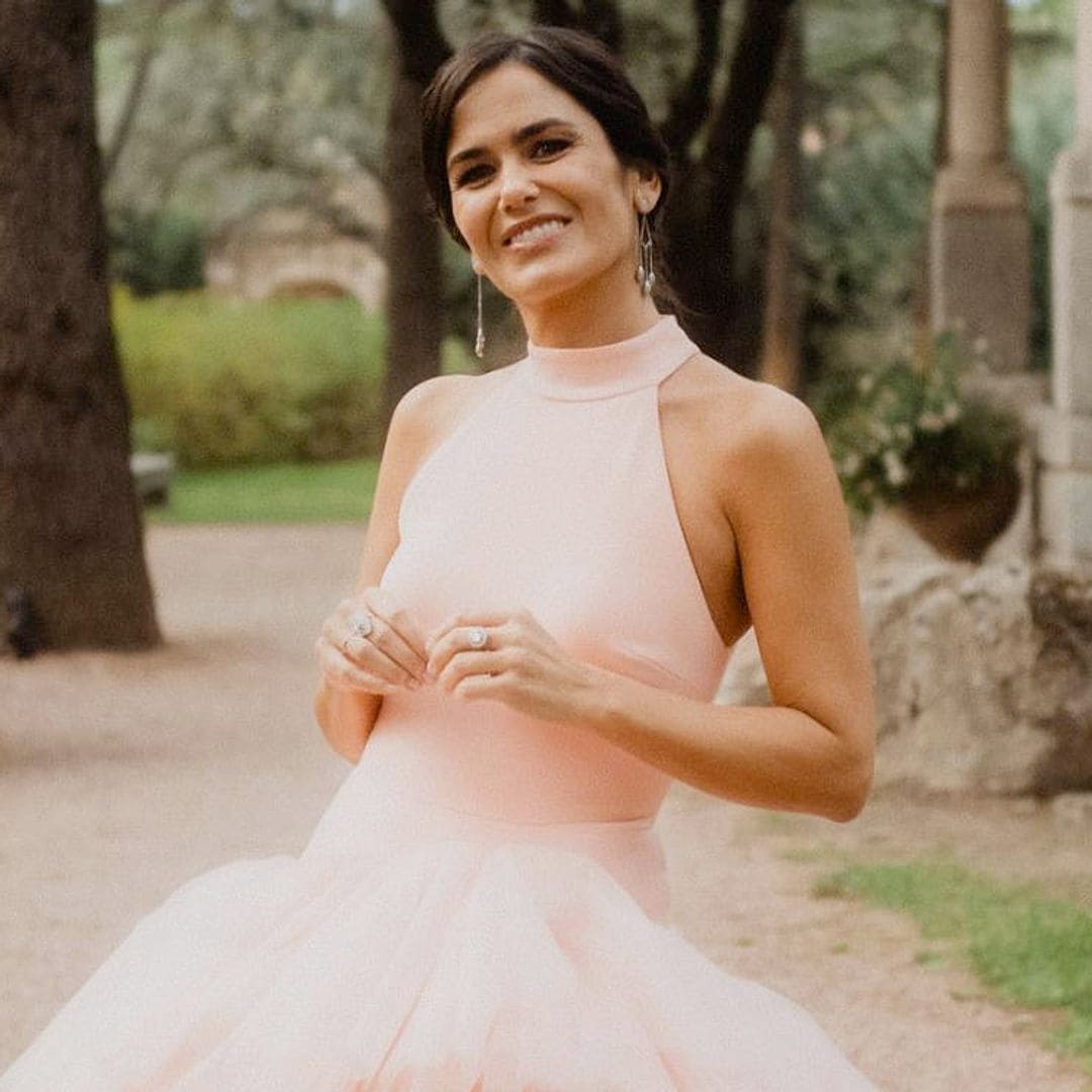 Un vestido de novia con 150 metros de tul rosa, la elección de la periodista Elena Sánchez para su boda