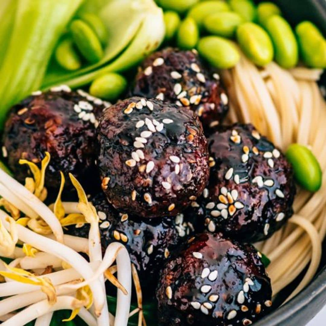 Fideos con albóndigas orientales