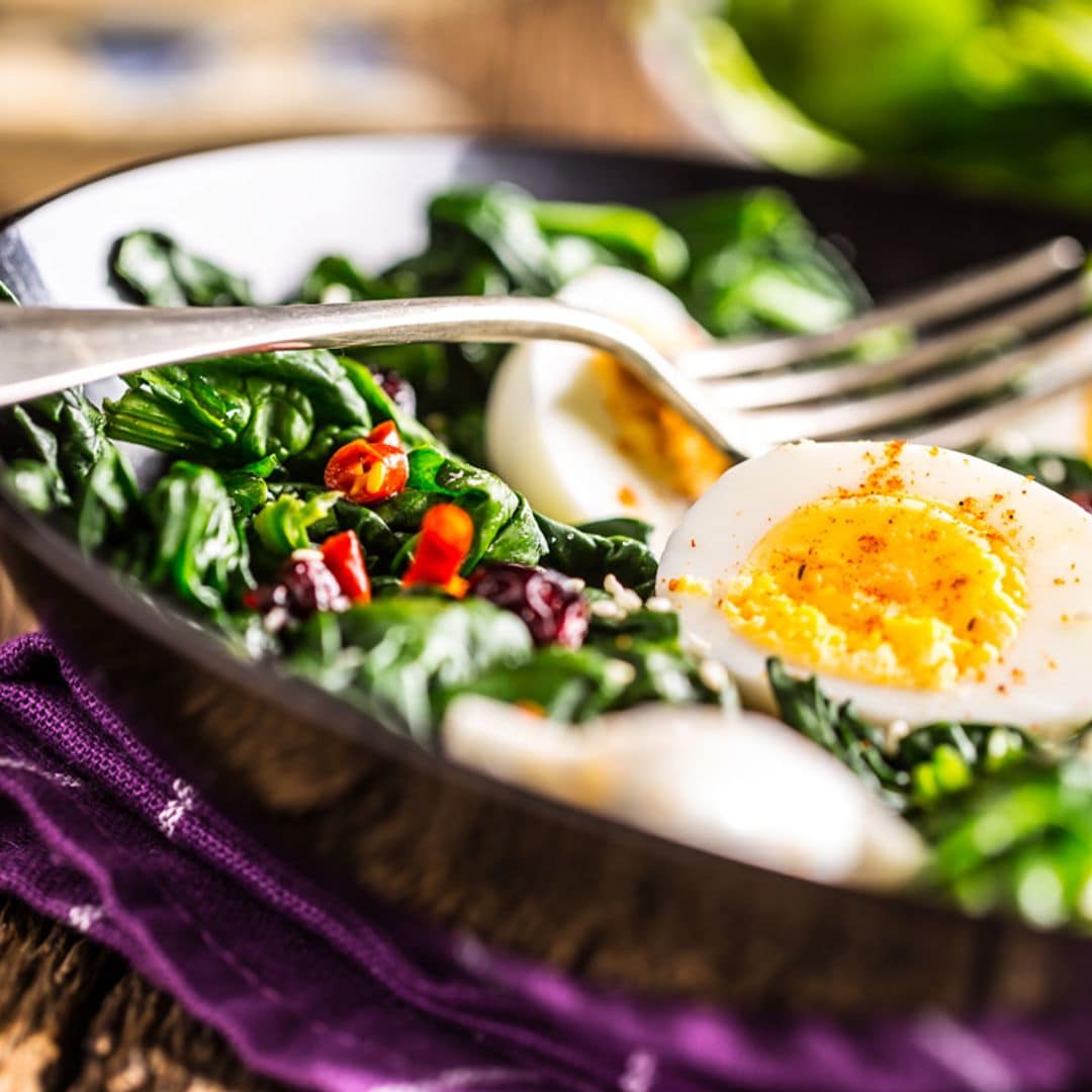 Espinacas y huevos con un toque picante