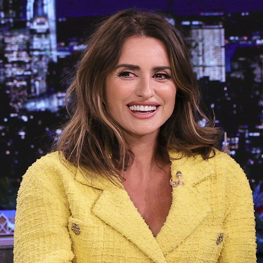 Tras el 'vestido de novia', Penélope Cruz estrena una minifalda con sorpresa