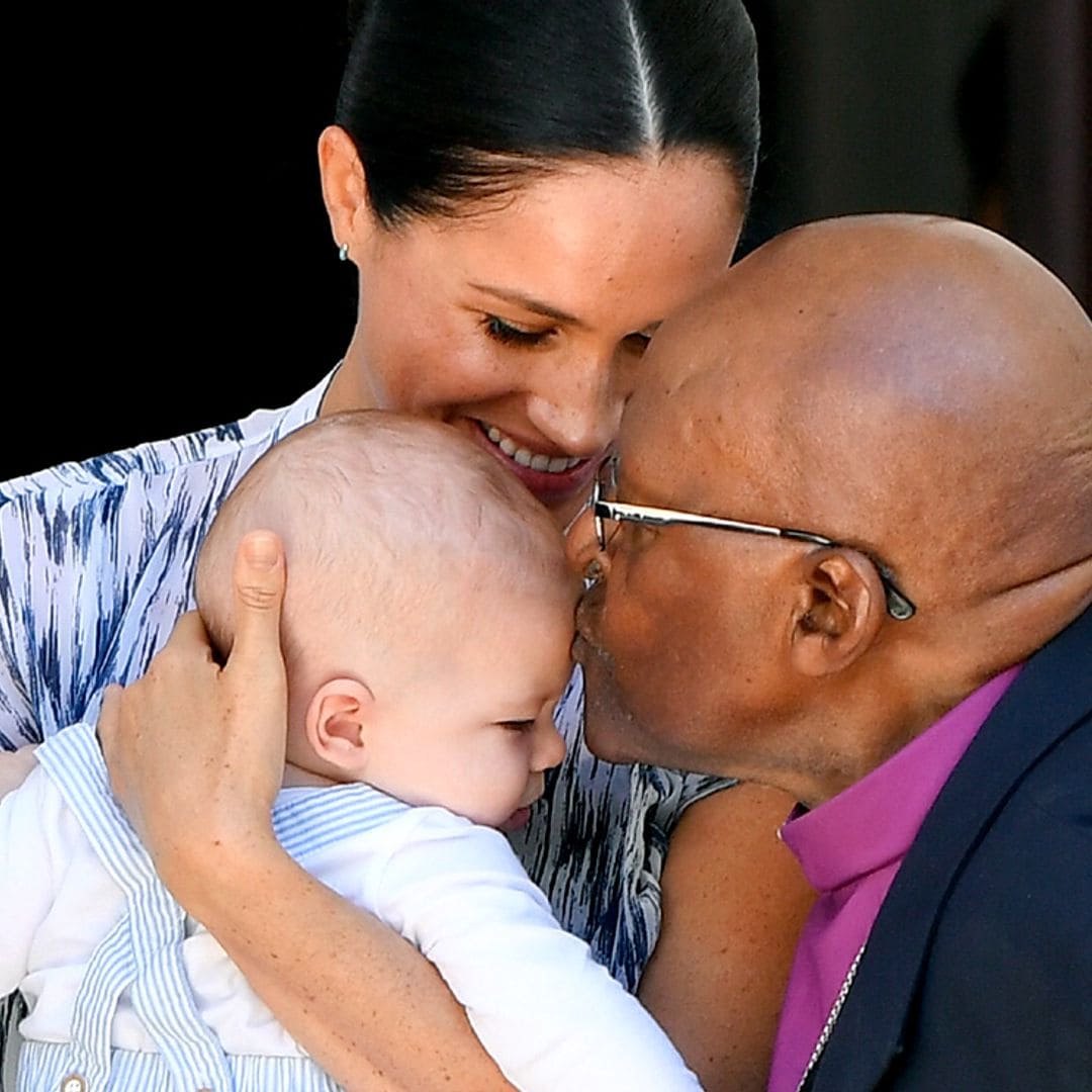 Los duques de Sussex rescatan esta tierna imagen de Archie para despedir a Desmond Tutu