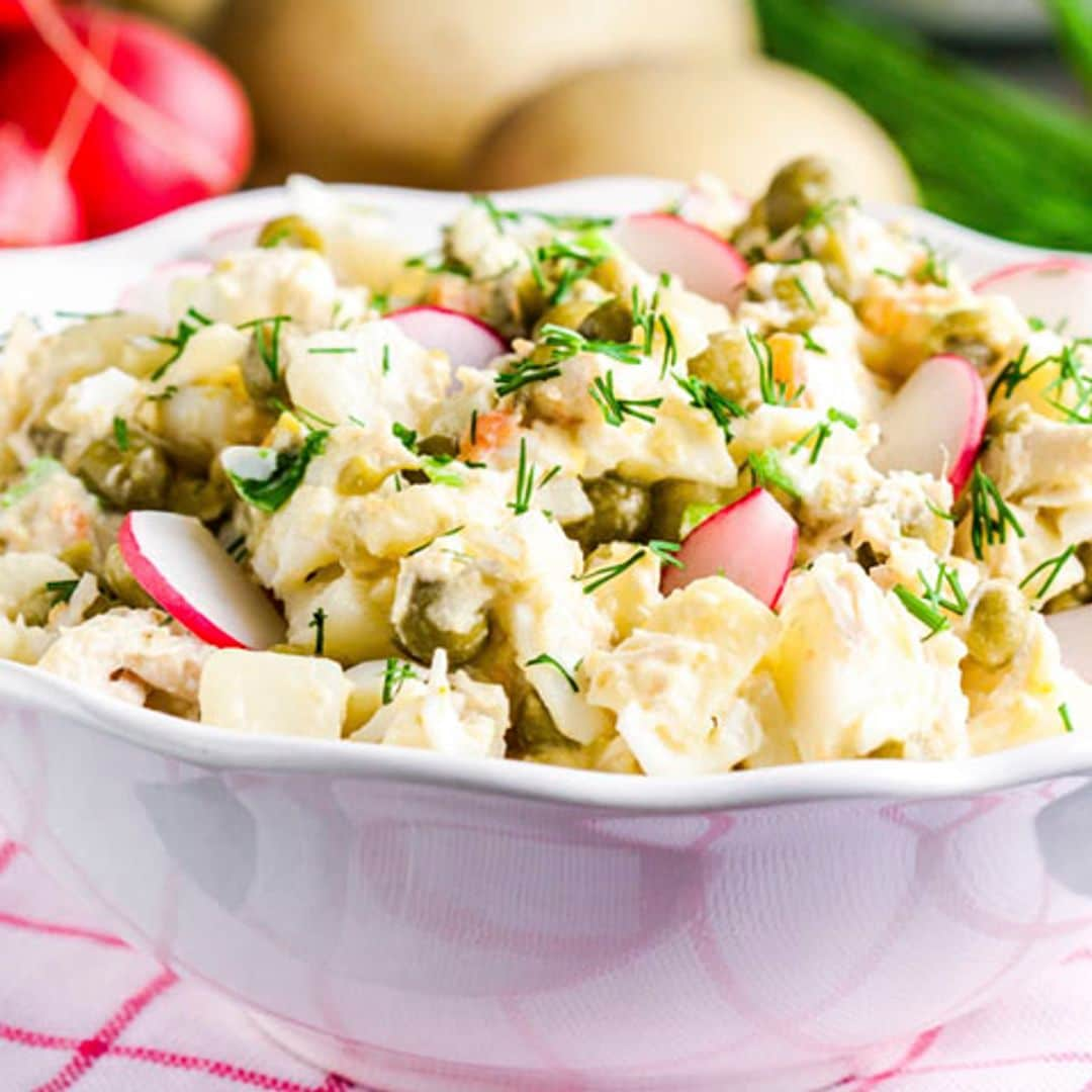 Ensalada alemana de patata, rabanito y pepinillo