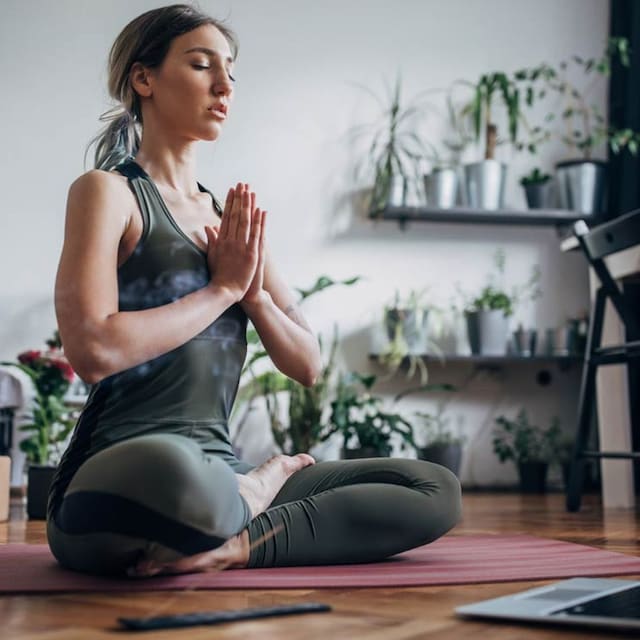 chica haciendo yoga