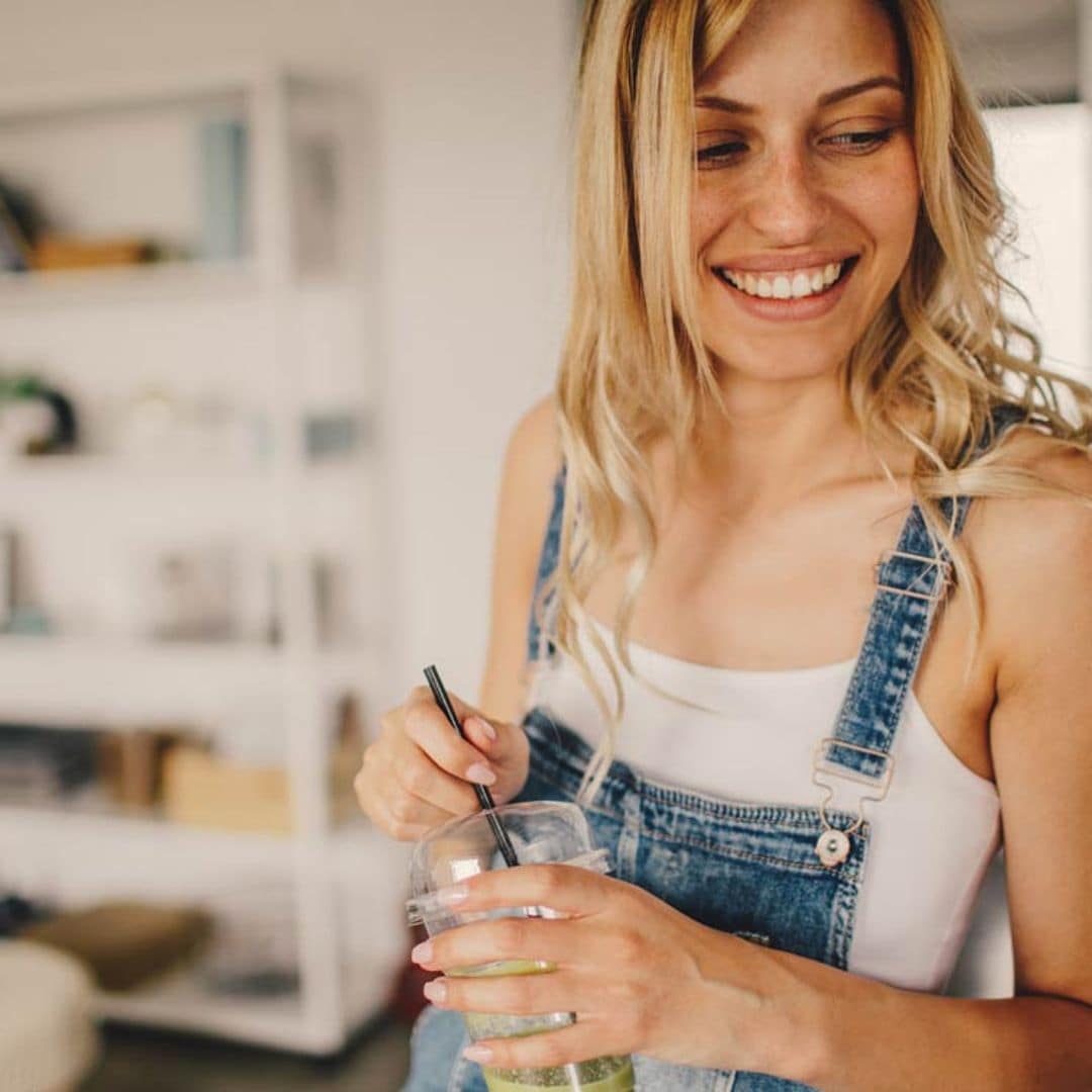 istock chica guapa batido