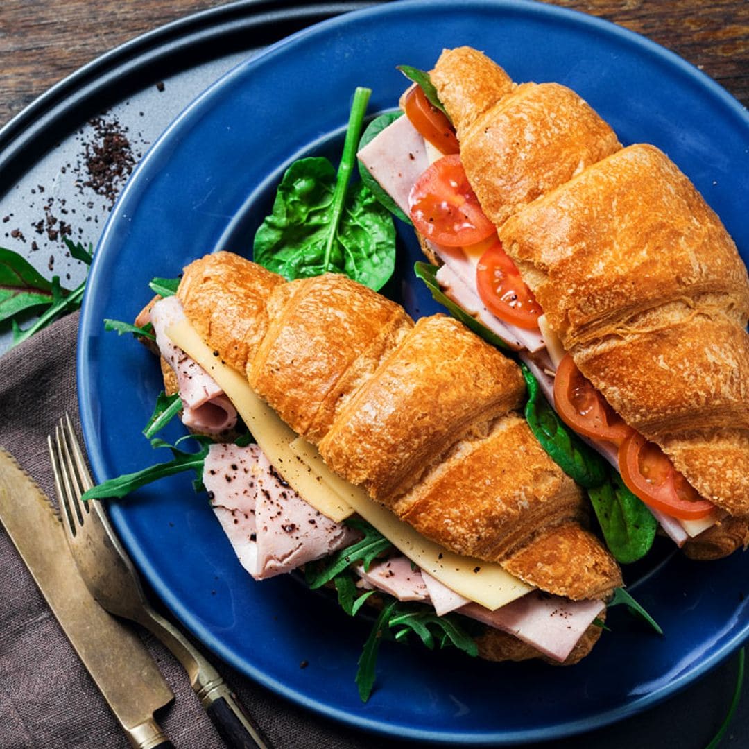 'Croissant' de pavo, queso, espinacas y tomate